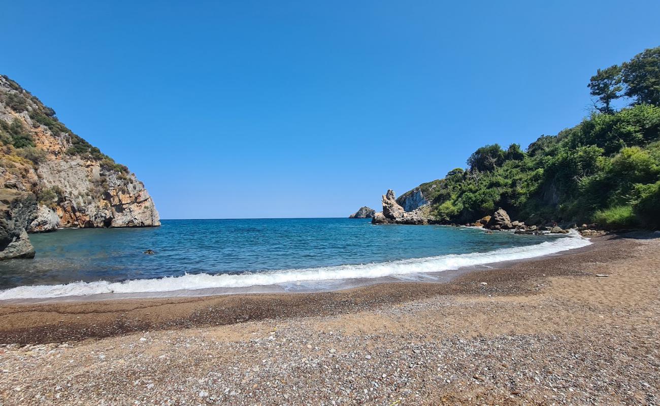 Фото Melissi beach с темная галька поверхностью