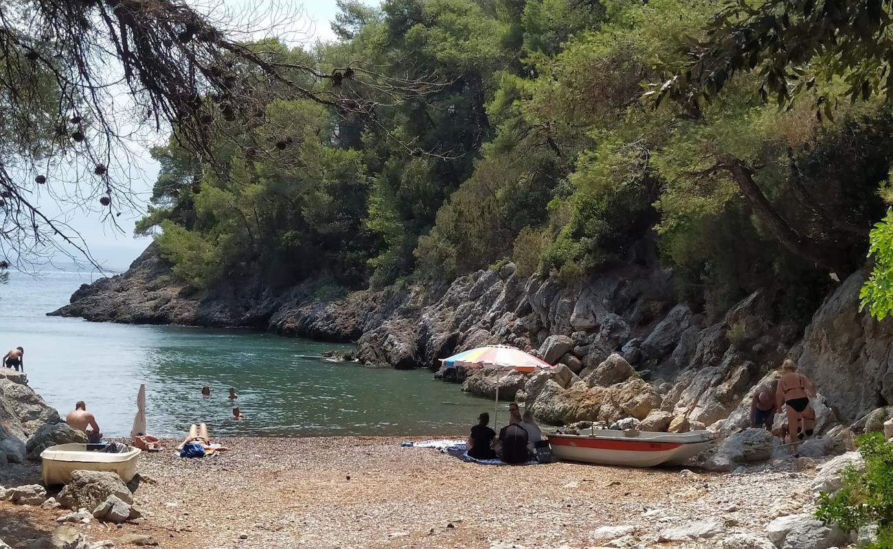 Фото Agkali secret beach с темная чистая галька поверхностью