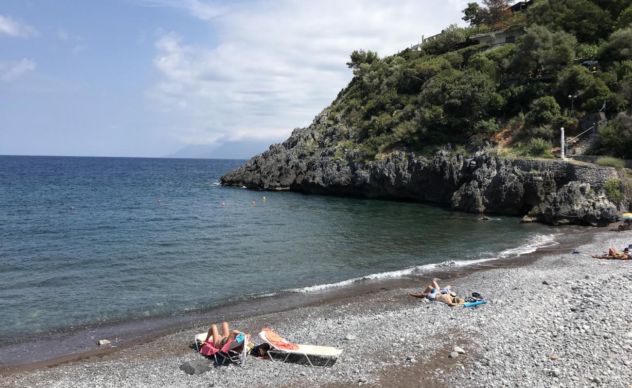 Фото Limnionas 2 beach с серая чистая галька поверхностью