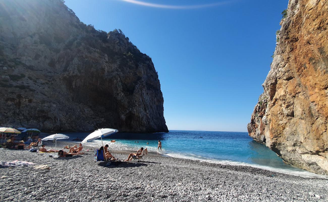 Фото Vithouri beach с серая чистая галька поверхностью