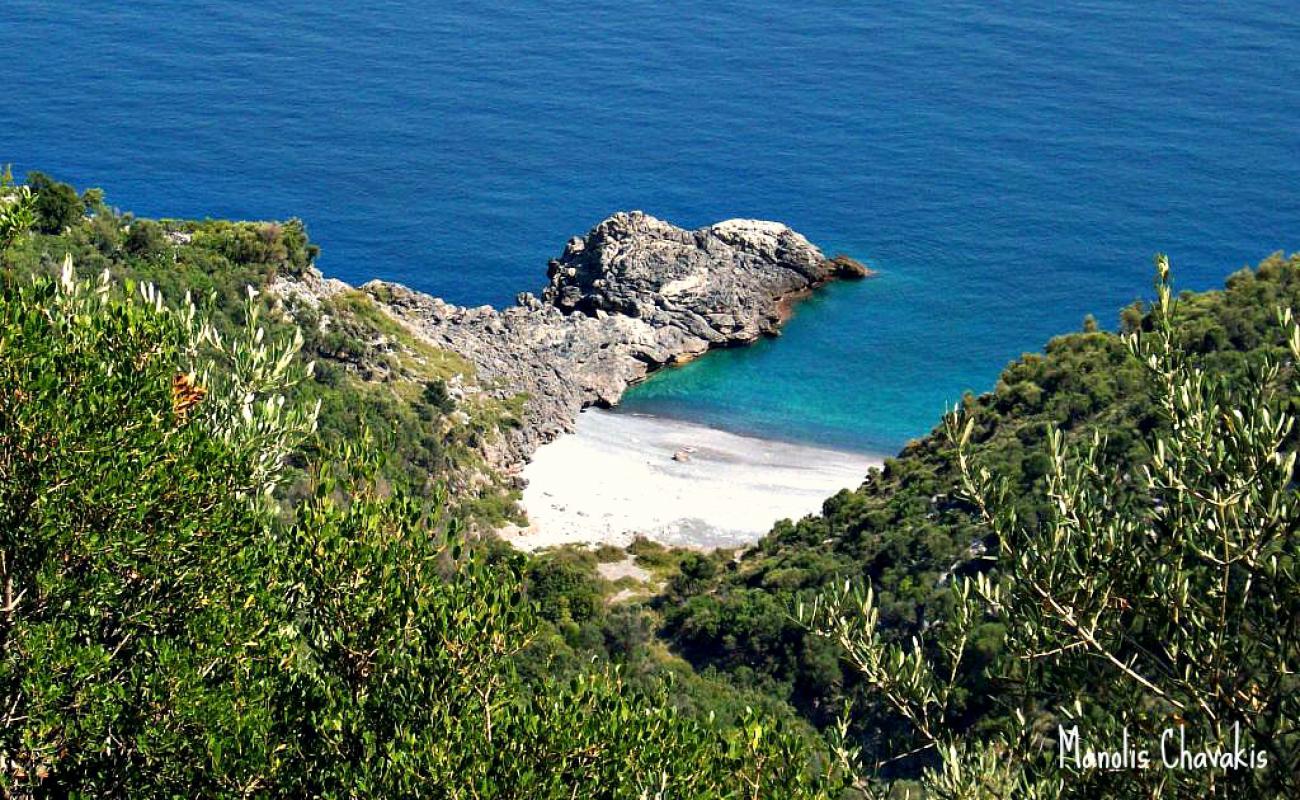 Фото Chalatzas beach с серая чистая галька поверхностью