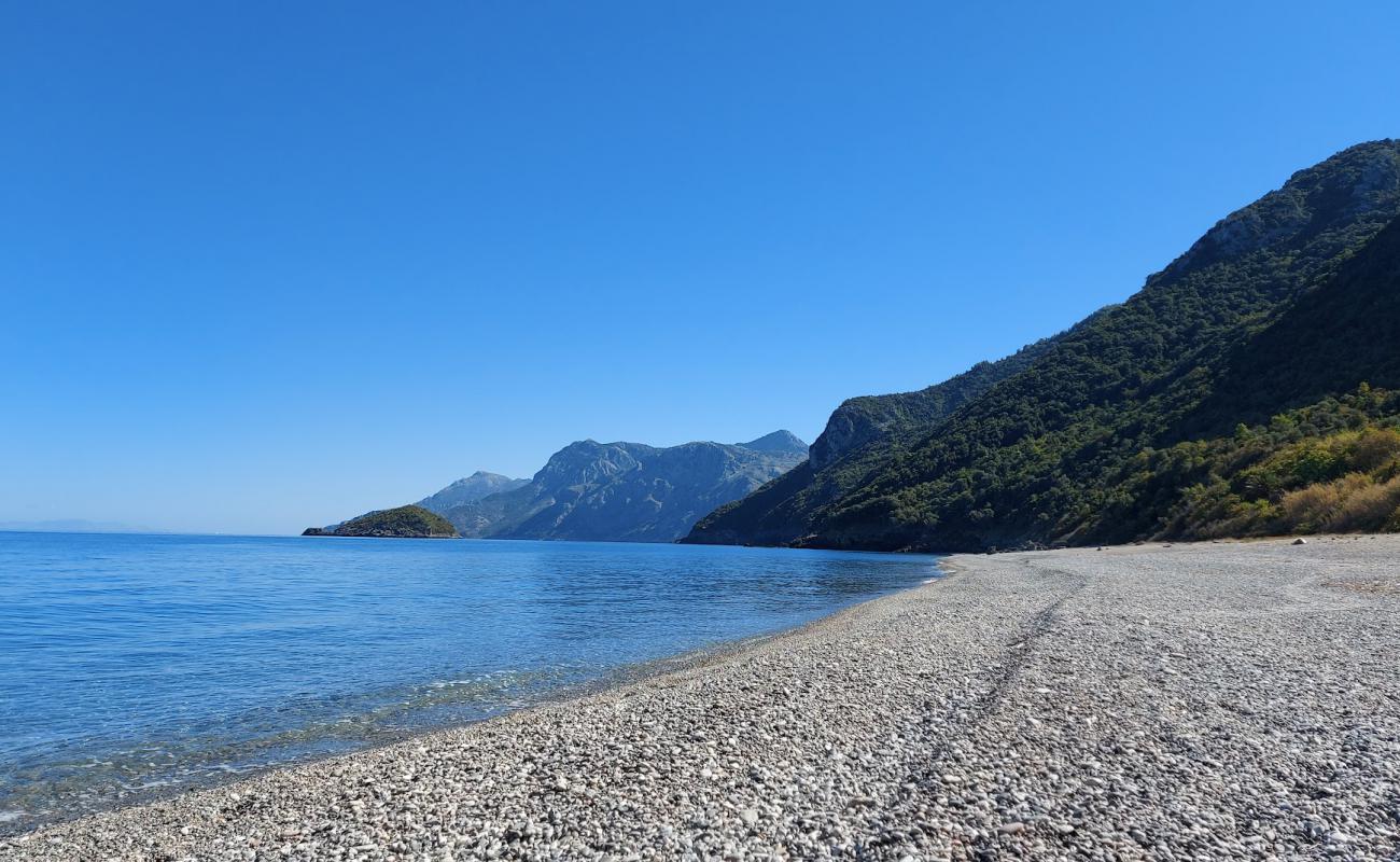 Фото Kokkinia beach с песок с галькой поверхностью