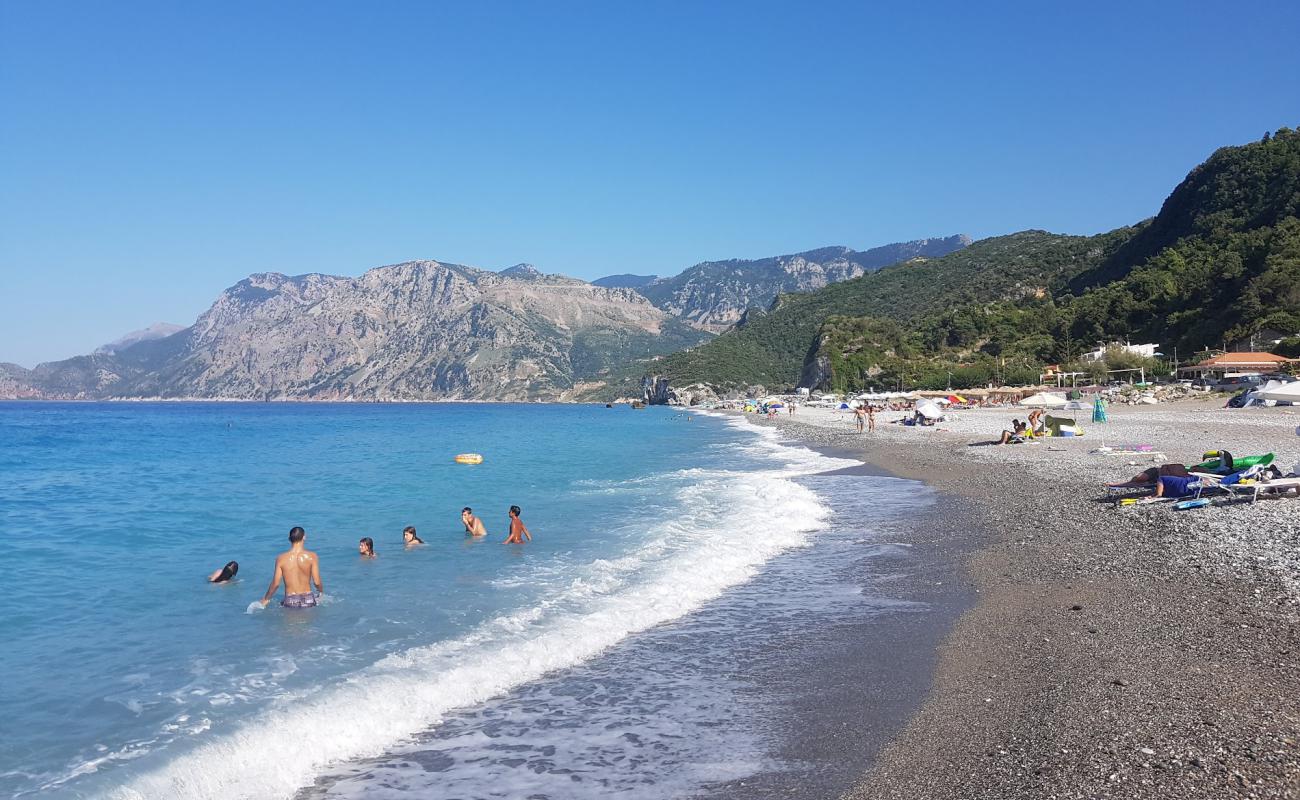 Фото Chiliadou beach с серая чистая галька поверхностью