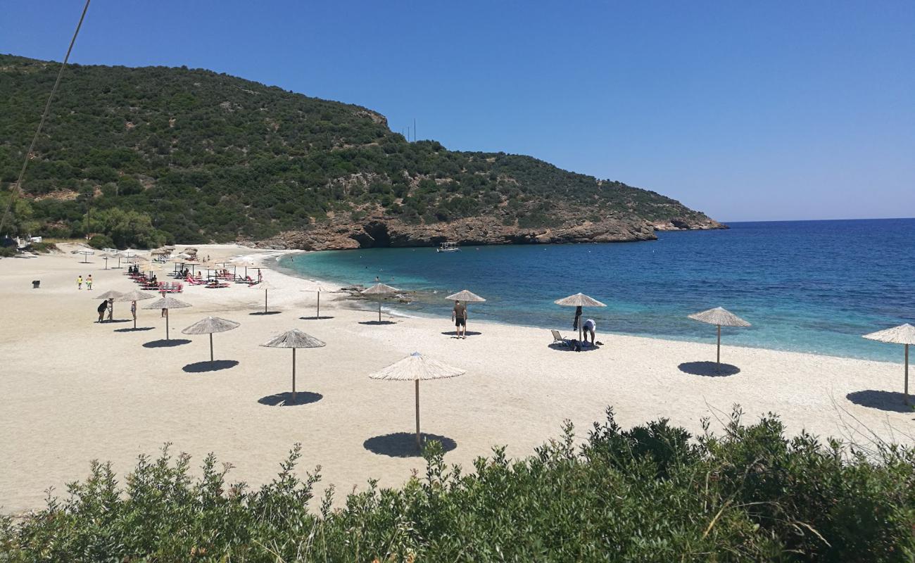 Фото Limnionas beach с золотой ракушечник поверхностью