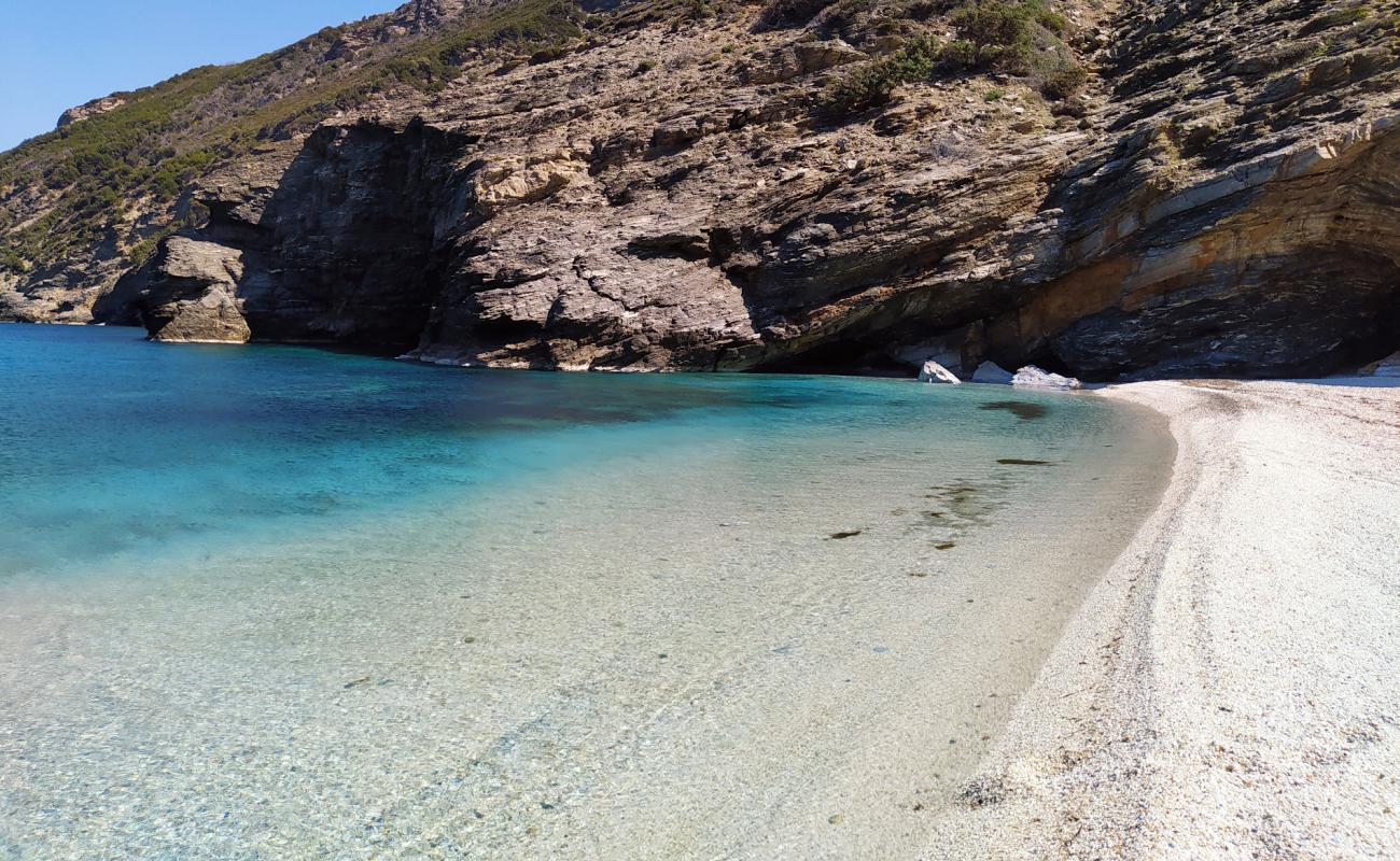 Фото Charakas beach с золотой ракушечник поверхностью