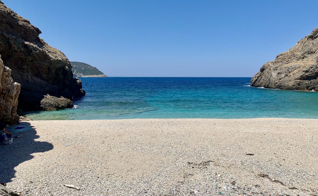 Фото Konidavli beach с золотой ракушечник поверхностью