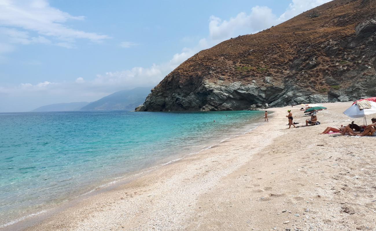 Фото Giannitsi beach с белая чистая галька поверхностью