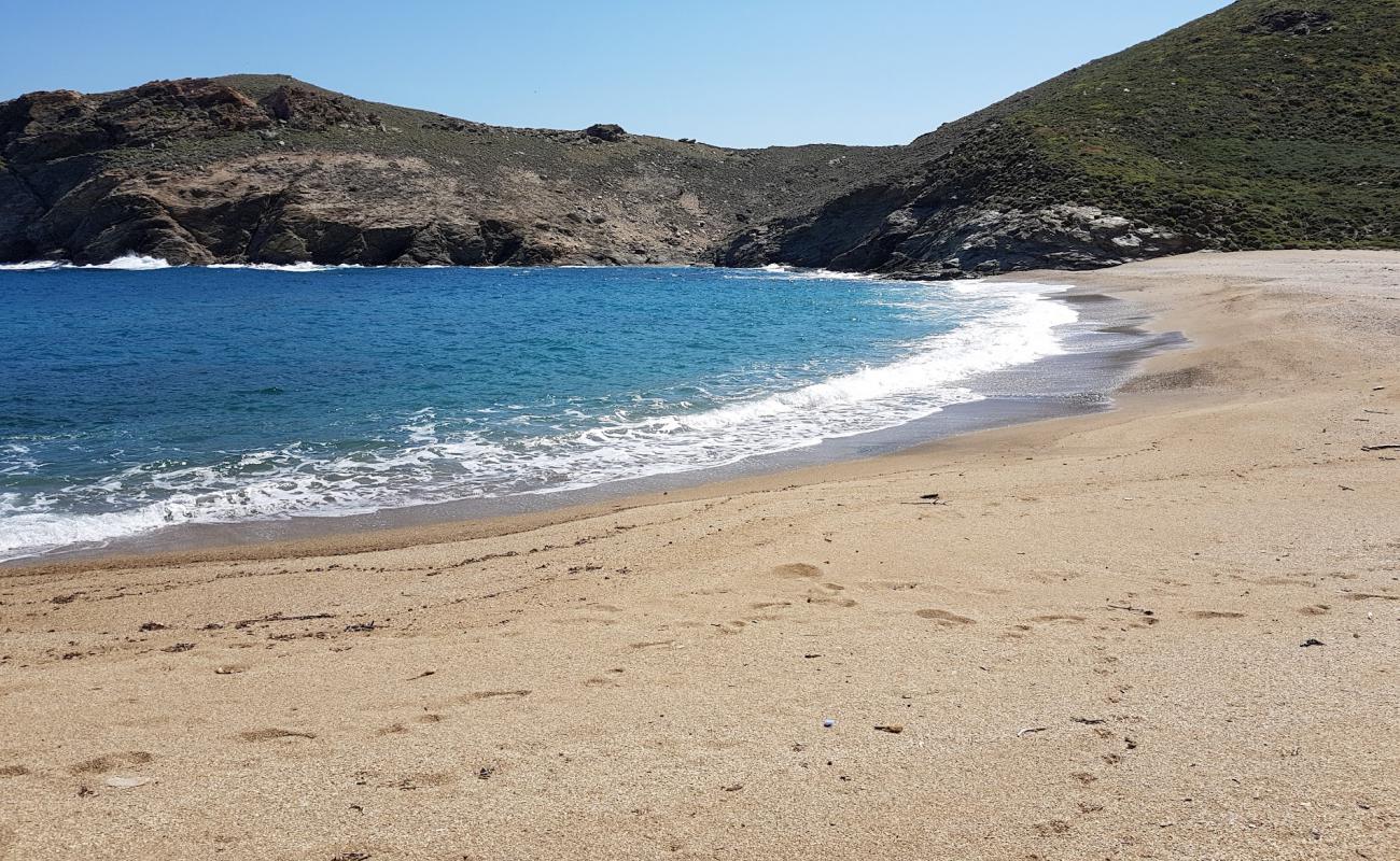 Фото Linari beach с золотой ракушечник поверхностью