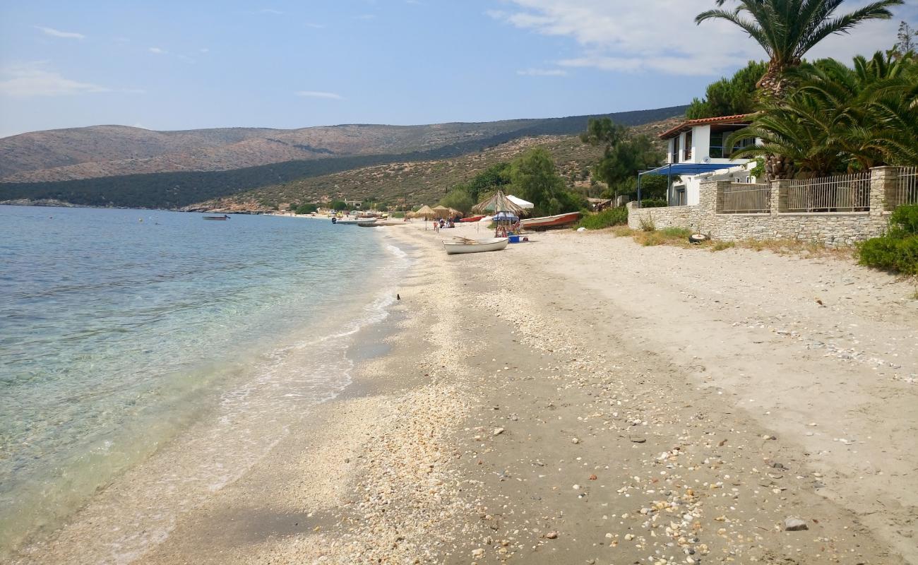 Фото Nimporo beach с песок с камнями поверхностью