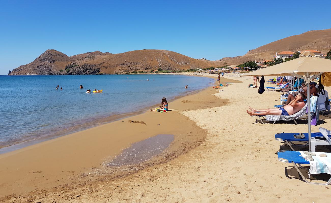 Фото Agios Ioannis beach с темный песок поверхностью