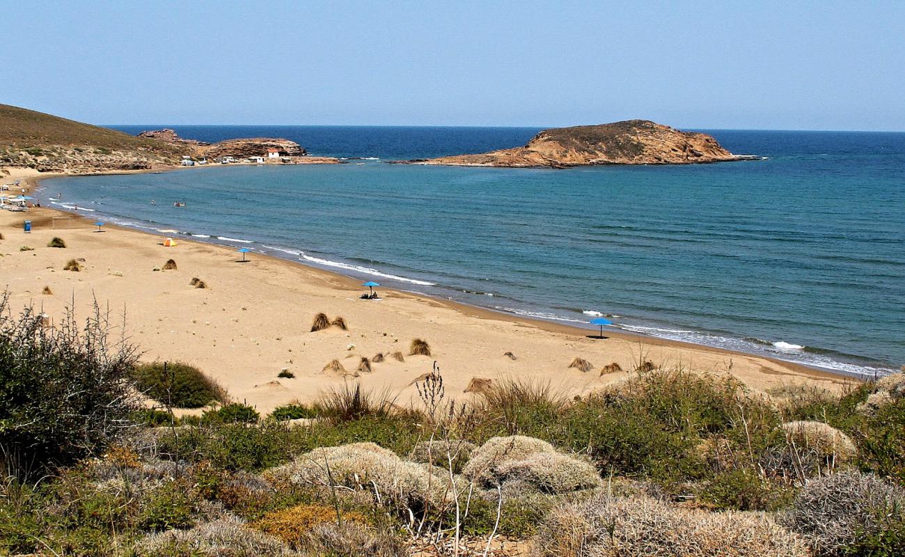 Фото Gomati beach с темный чистый песок поверхностью