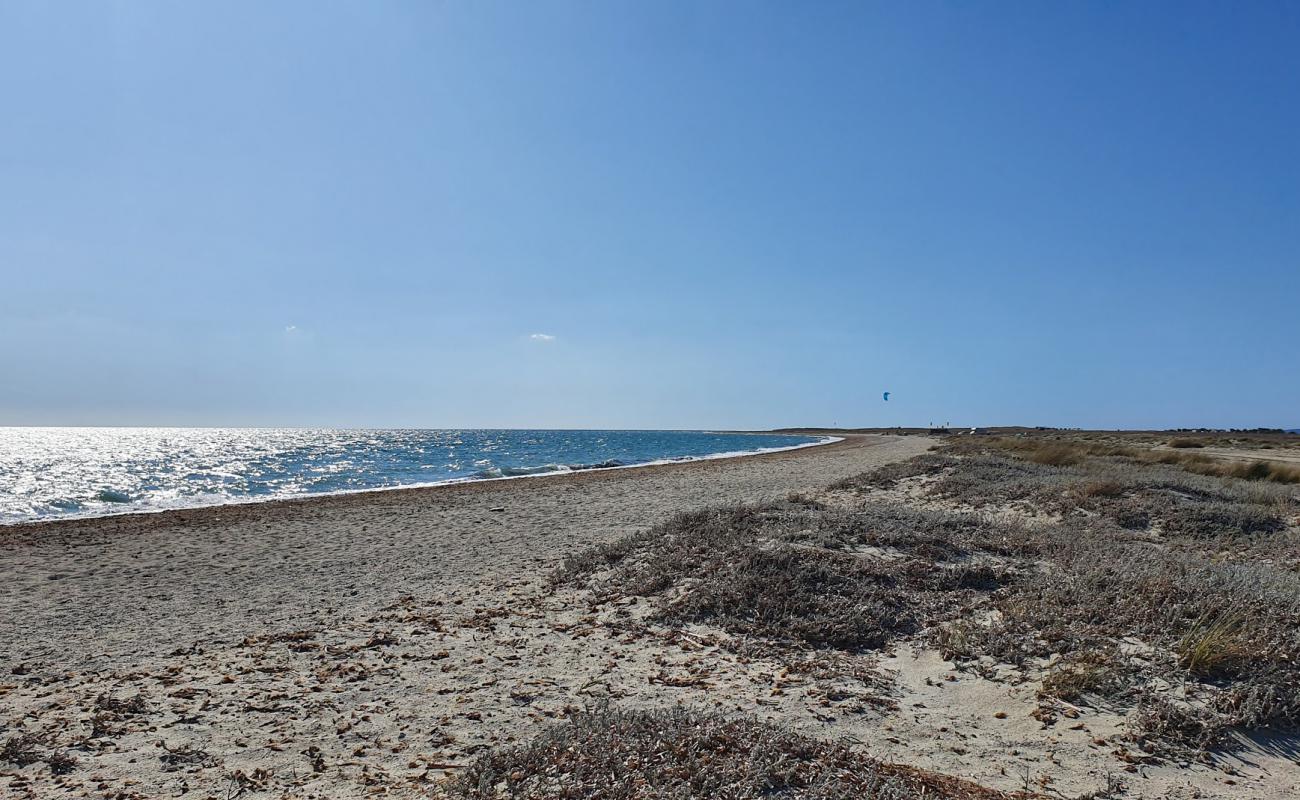 Фото Aliki beach с светлый песок поверхностью