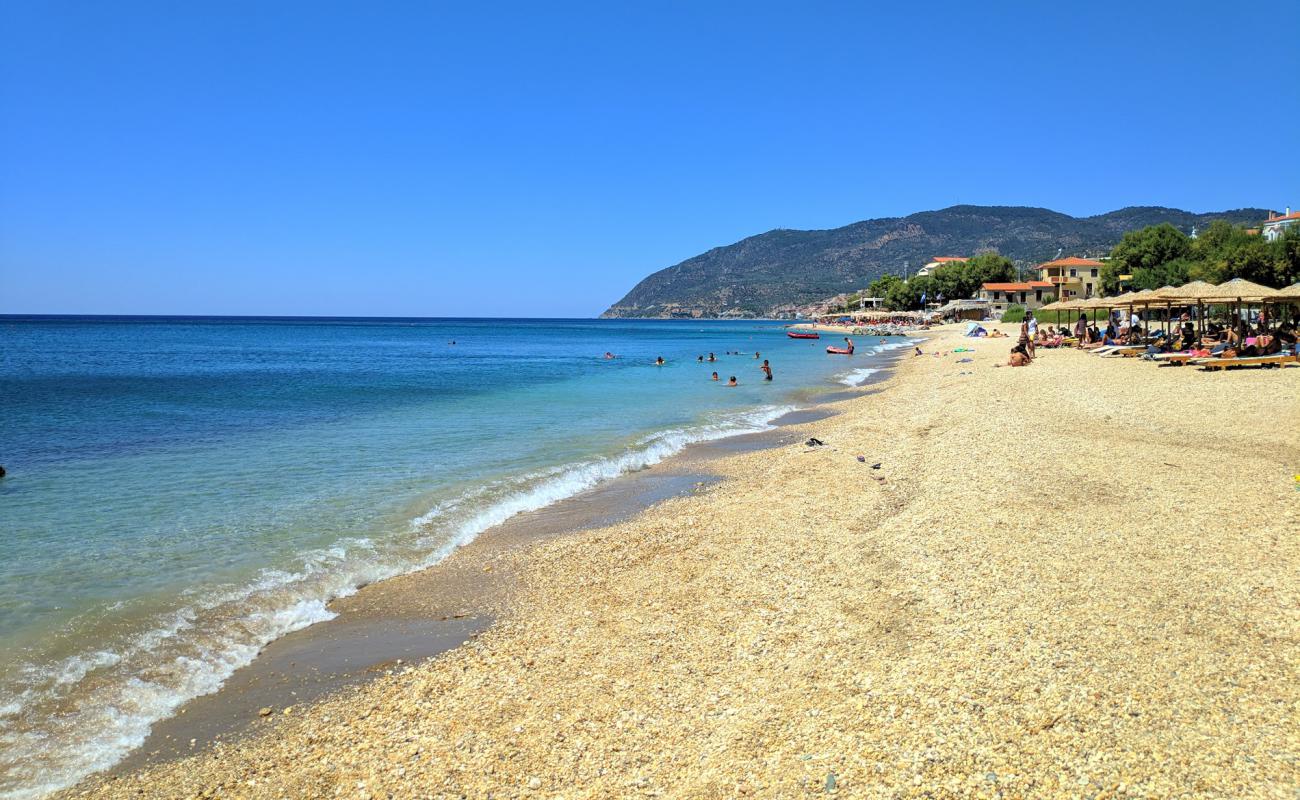 Фото Plomari beach с песок с галькой поверхностью