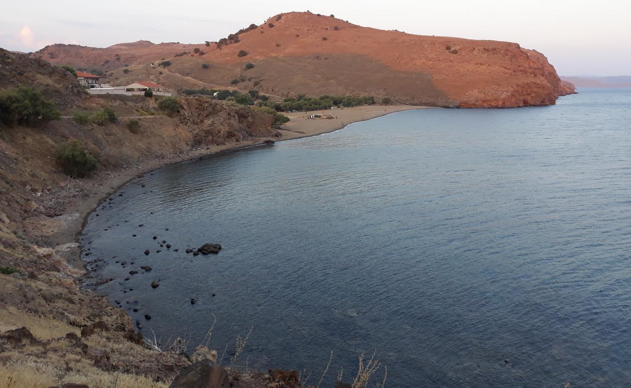 Фото Podara beach с темный песок поверхностью