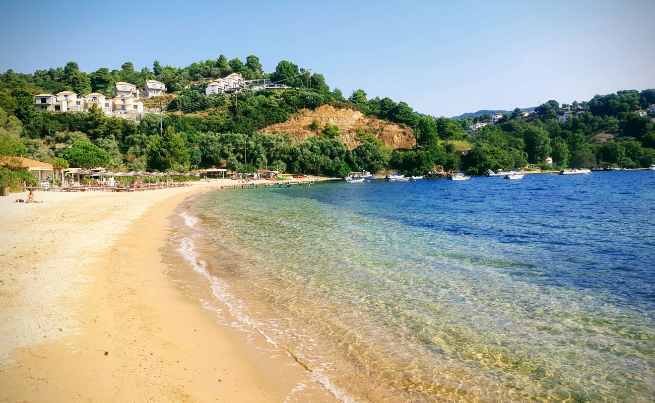 Фото Tzaneria beach с светлый песок поверхностью