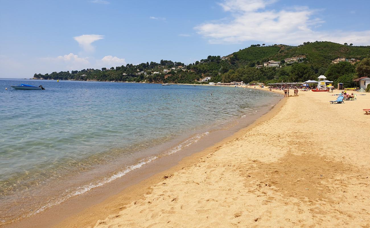 Фото Agia Paraskevi beach с светлый песок поверхностью