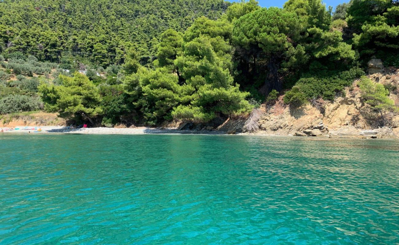 Фото Karkatzuna beach с белая чистая галька поверхностью