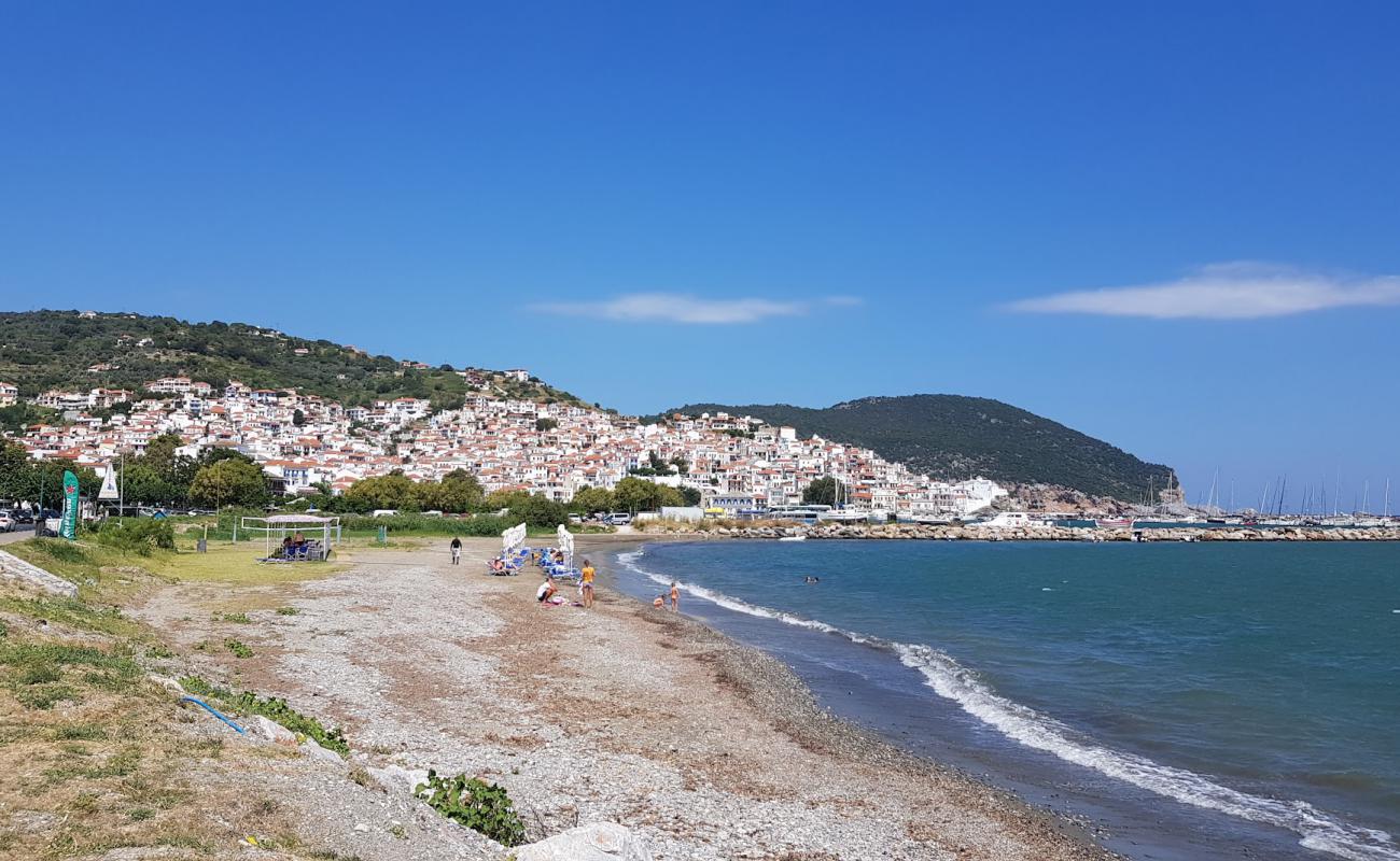 Фото Skopelos Port beach с песок с галькой поверхностью