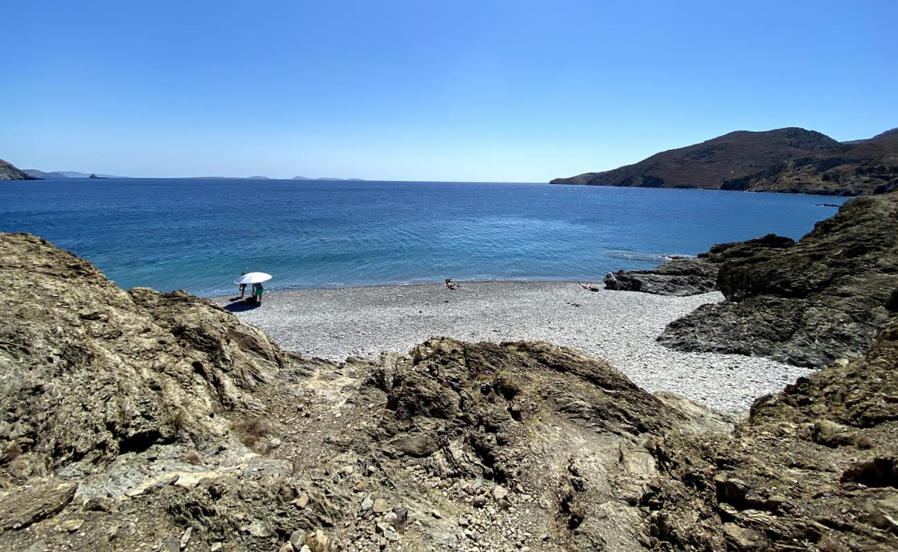 Фото Tzanakia beach с белая чистая галька поверхностью