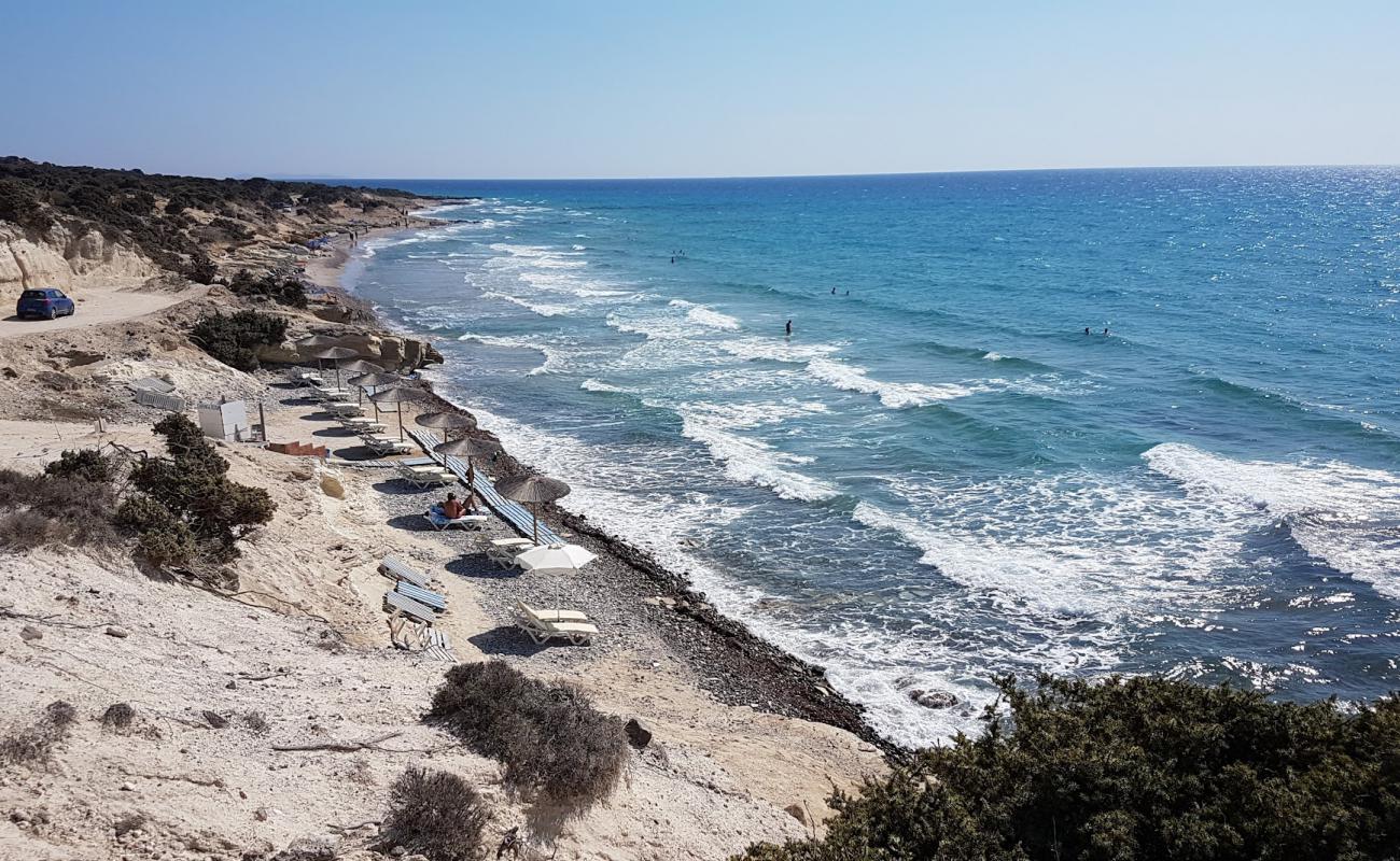 Фото Agios Theologos beach с песок с галькой поверхностью