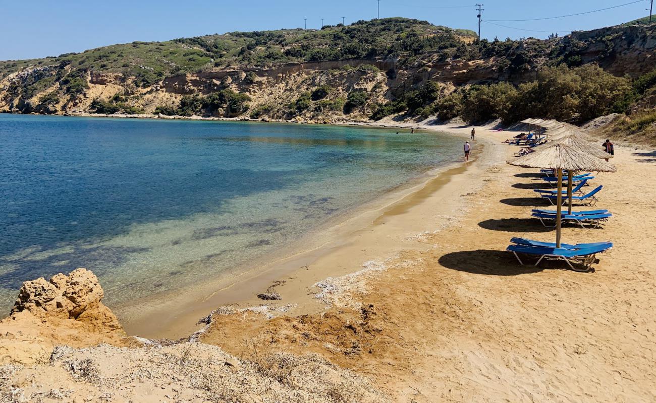 Фото Limnionas beach с песок с камнями поверхностью