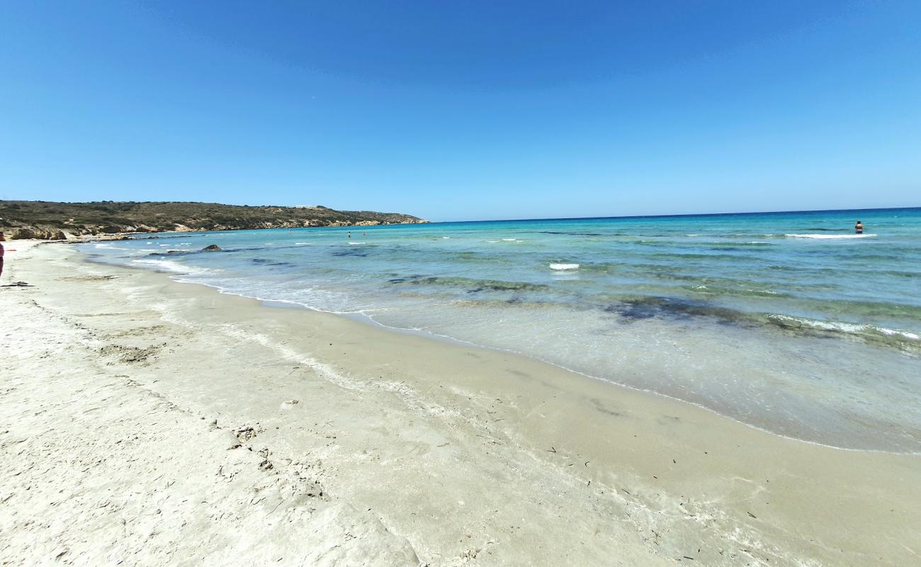 Фото Kohilari beach с серый песок поверхностью