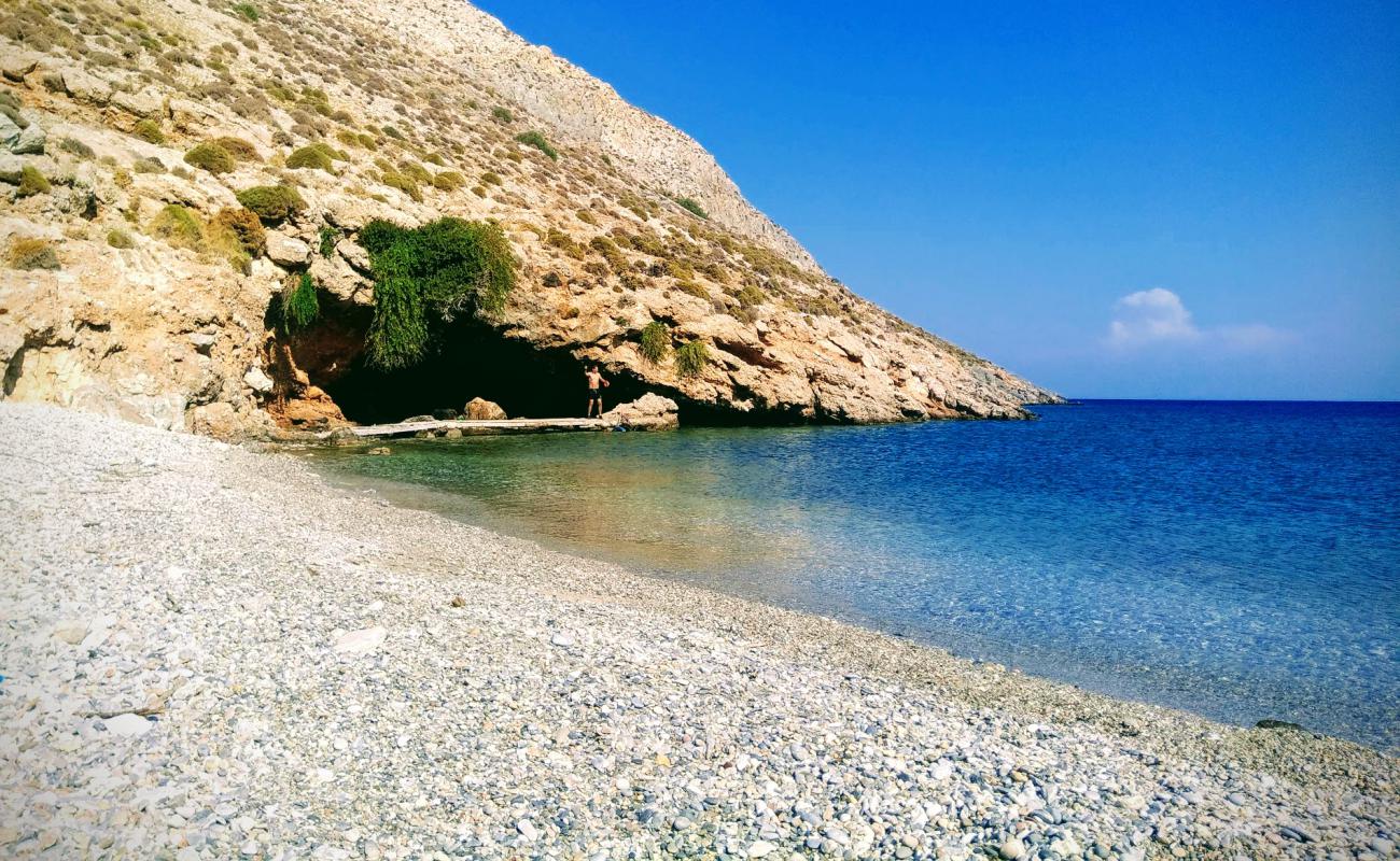 Фото Hidden beach с светлая галька поверхностью