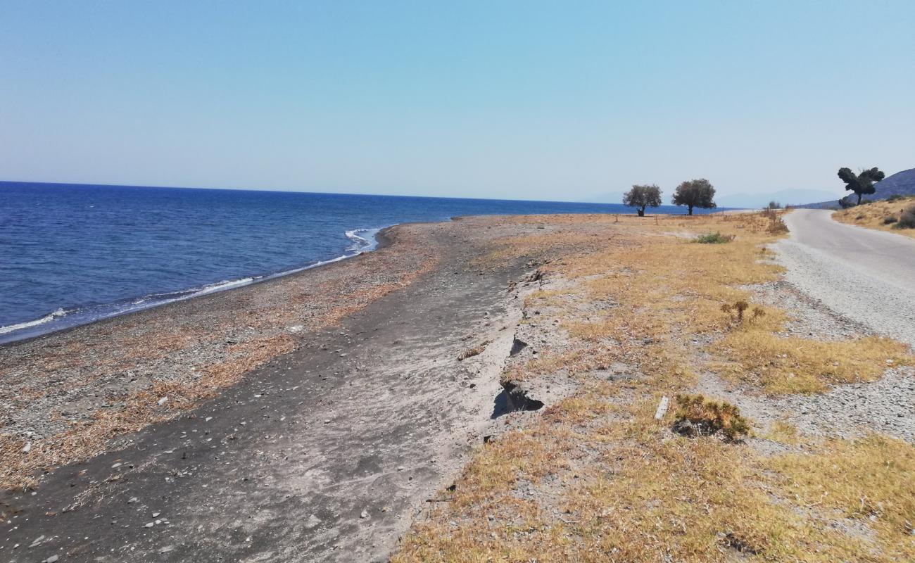 Фото Katsouny beach с песок с галькой поверхностью