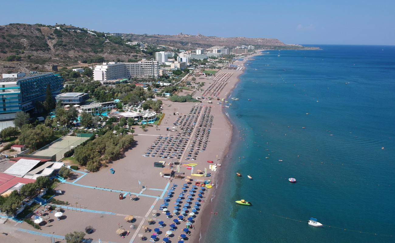 Фото Faliraki Beach с светлый песок поверхностью