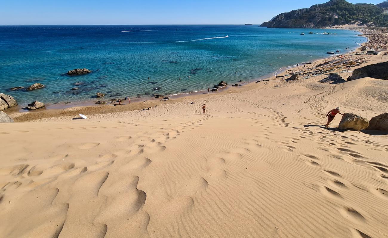 Фото Tsambika Beach с золотистый песок поверхностью