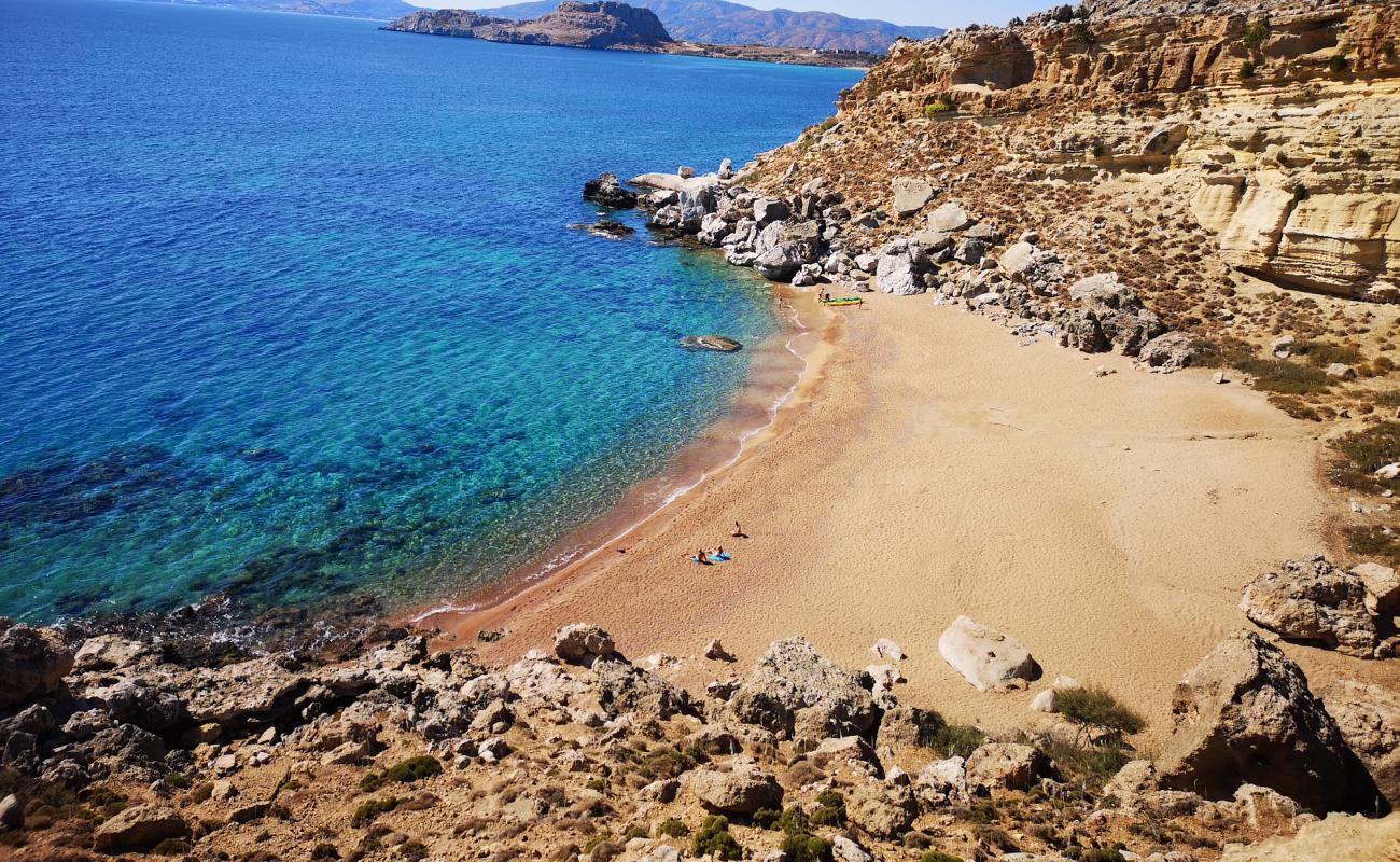 Фото Red Sand Beach с темный песок поверхностью