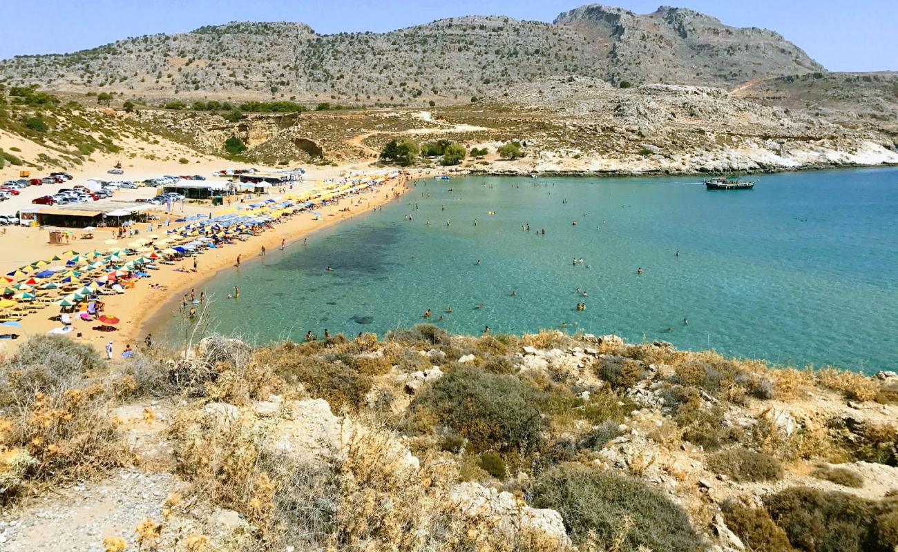 Фото Agia Agathi Beach с золотистый песок поверхностью