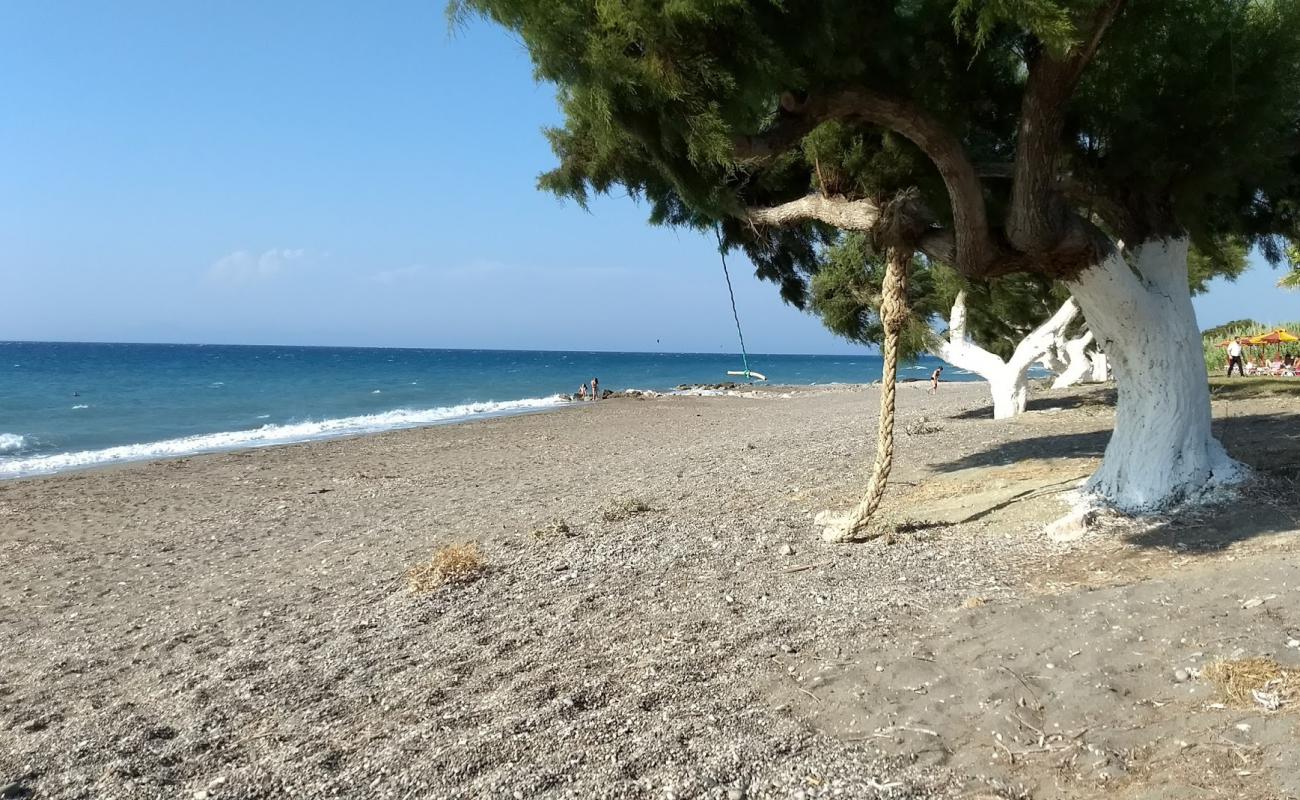 Фото Kameros Beach V с серая чистая галька поверхностью