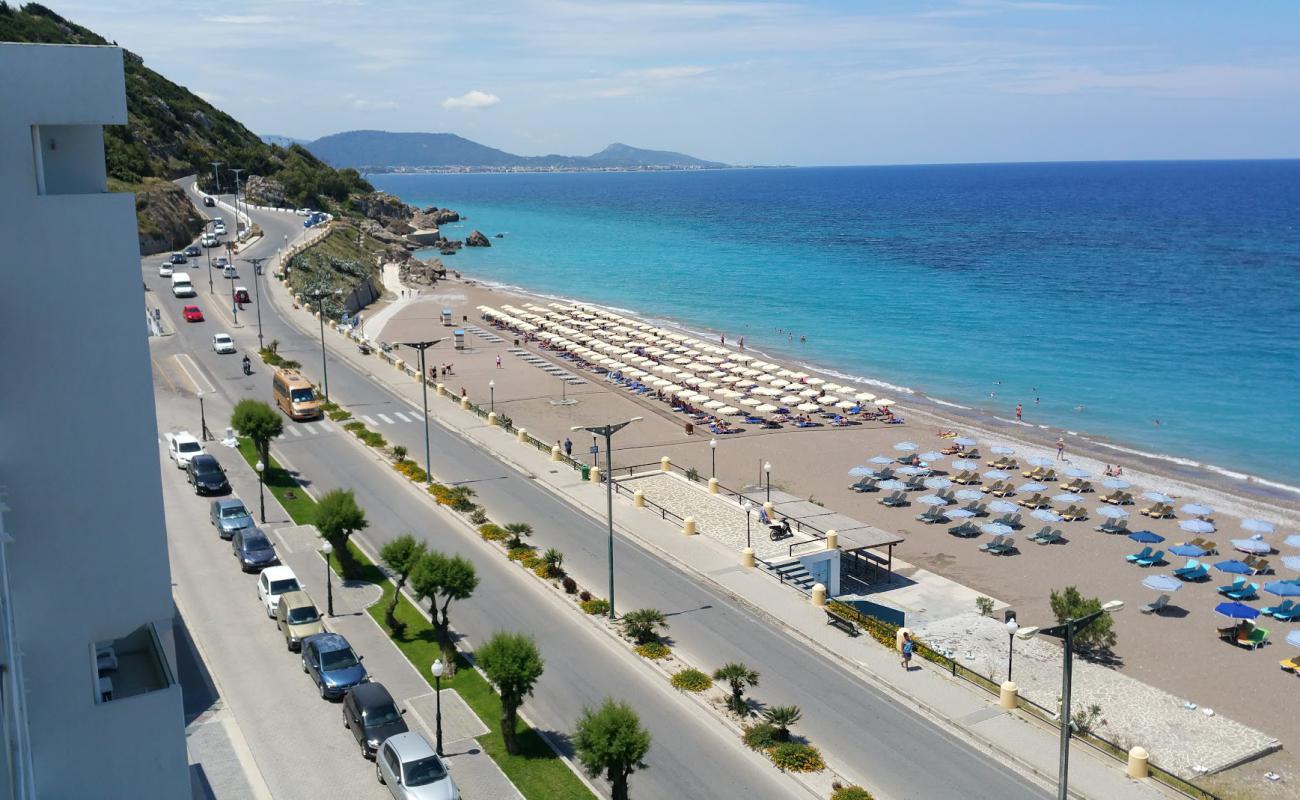 Фото Akti Kanari Beach с белая чистая галька поверхностью