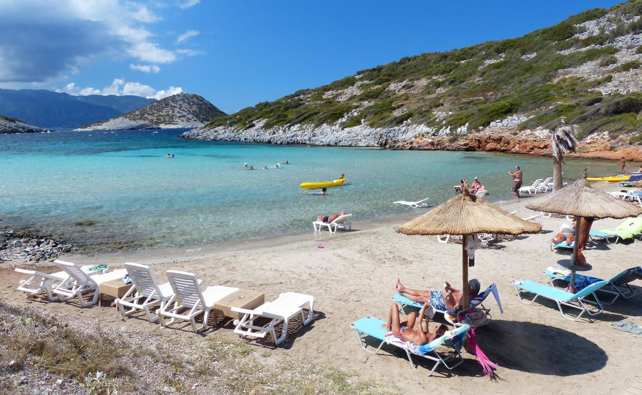 Фото Livadaki beach с темный песок поверхностью