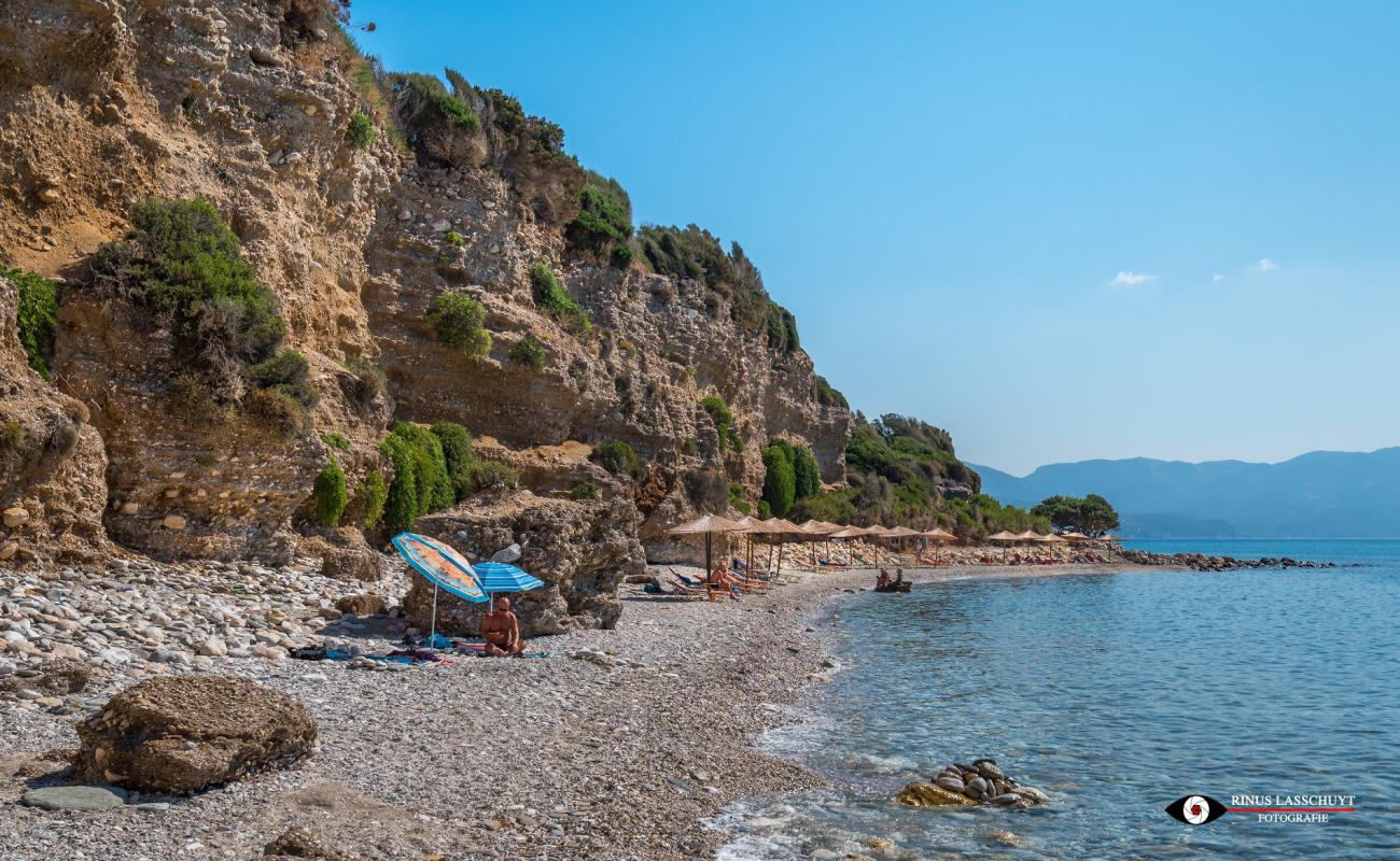 Фото Fournaki beach с темная галька поверхностью