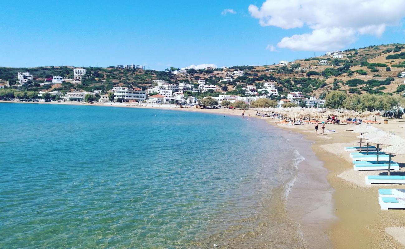 Фото Batsi beach с светлый песок поверхностью