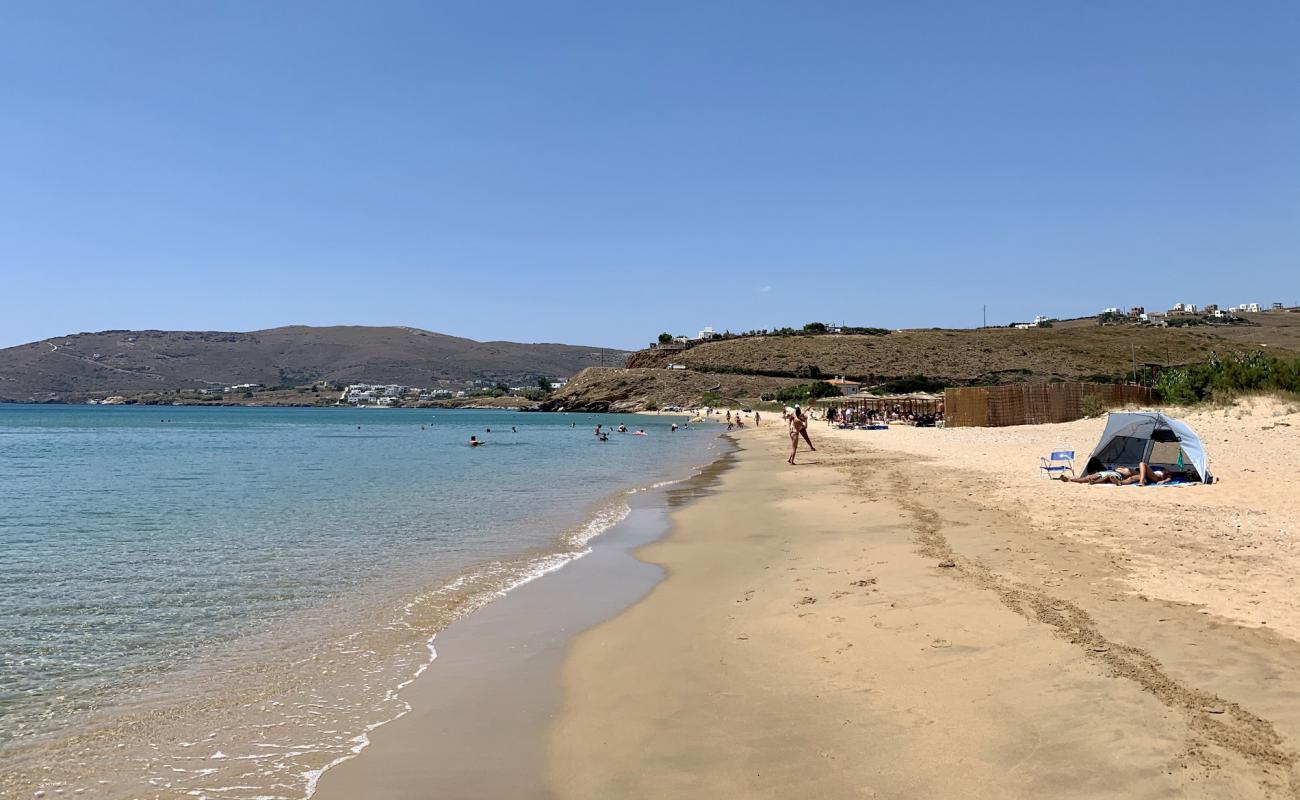 Фото Agios Petros beach с светлый песок поверхностью