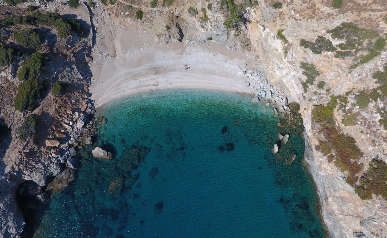 Фото Mikrogiali beach с белая чистая галька поверхностью