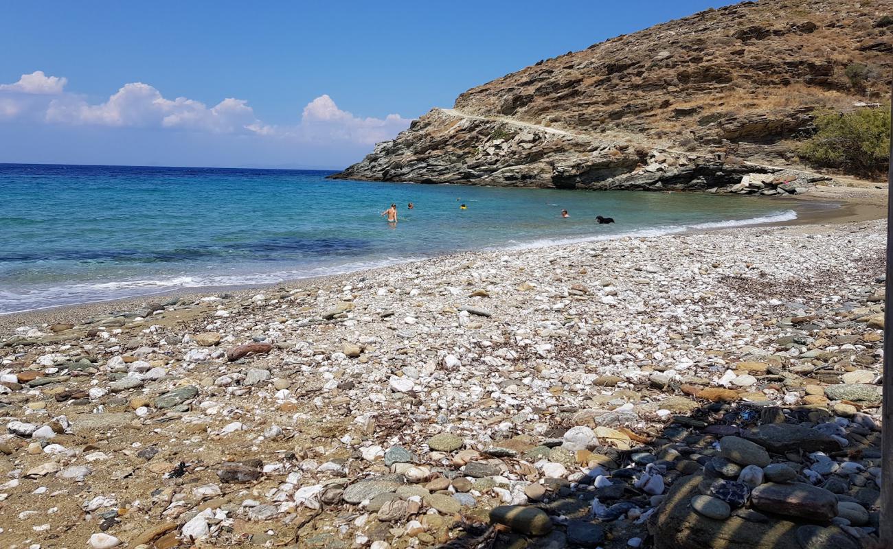 Фото Liparo beach с серый чистый песок поверхностью