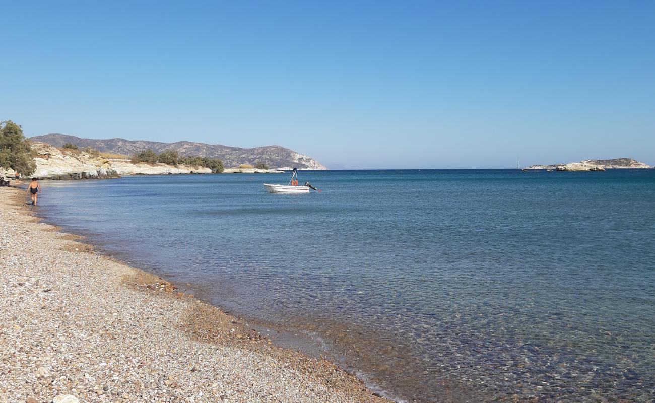 Фото Aliki beach с песок с галькой поверхностью