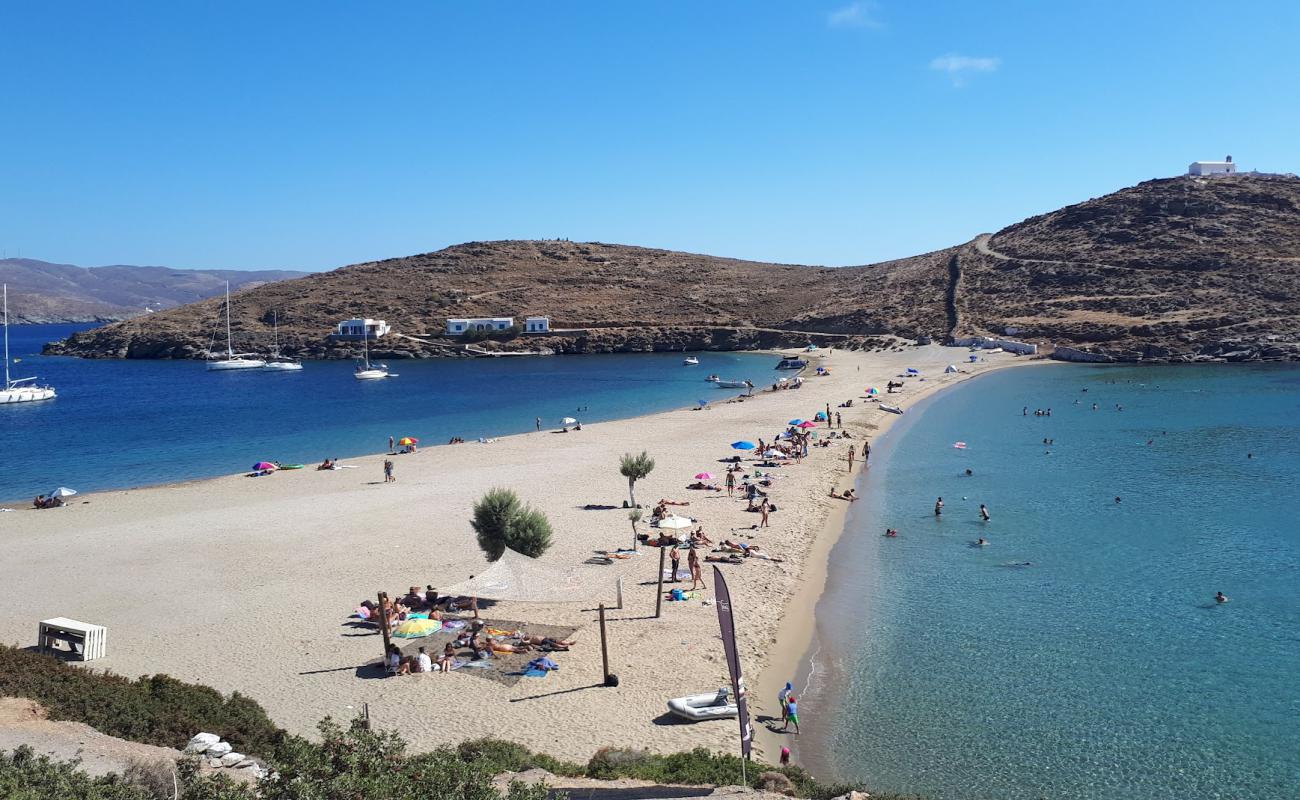 Фото Kolona beach с светлый песок поверхностью