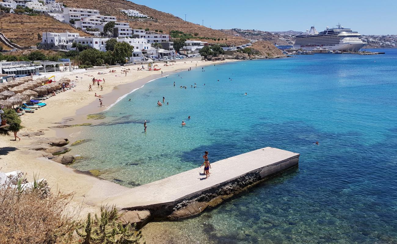 Фото Agios Stefanos beach с золотистый песок поверхностью