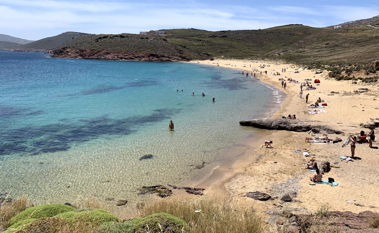 Фото Agios Sostis beach с темный песок поверхностью