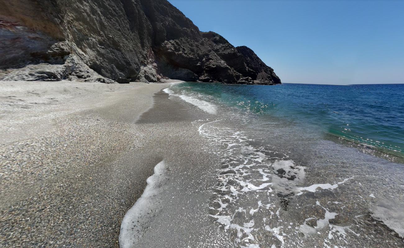 Фото Paleochori beach II с кристальная вода поверхностью