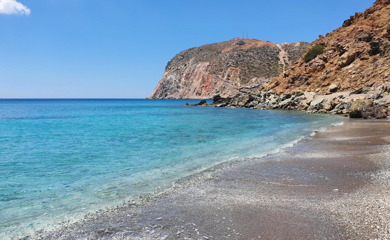 Фото Psaravolada beach с темная чистая галька поверхностью