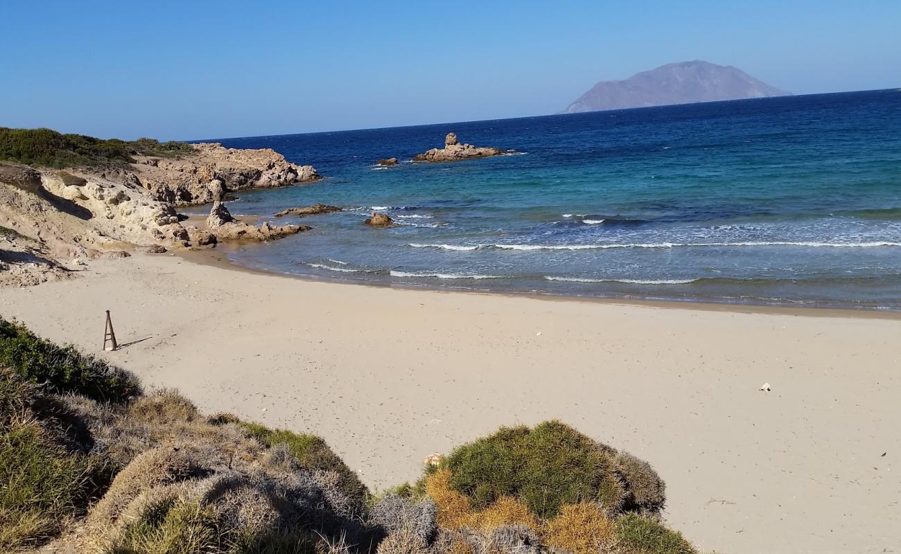 Фото Ammoudaraki beach с темный песок поверхностью