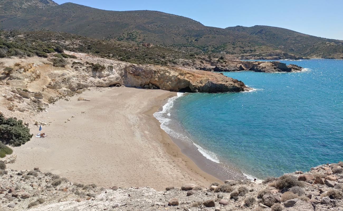 Фото Triades beach с песок с галькой поверхностью