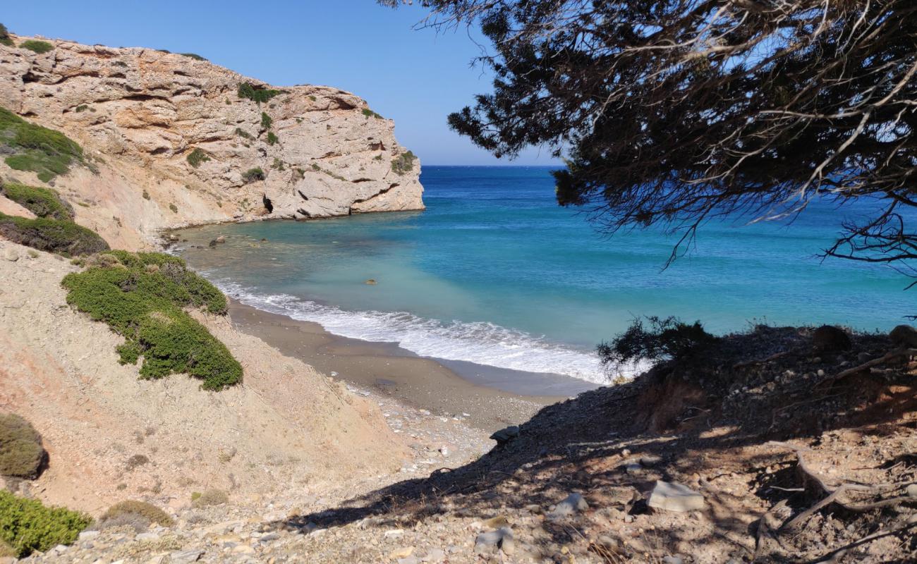 Фото Hochlakas beach с темный песок поверхностью