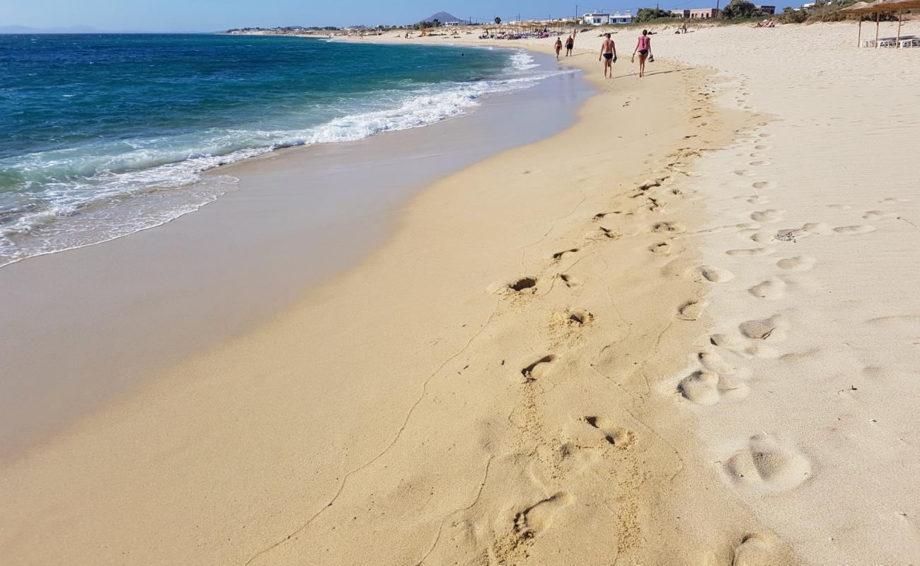 Фото Maragkas beach с золотистый песок поверхностью